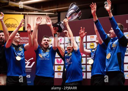 Düsseldorf, Allemagne. 03rd avril 2023. Tennis de table, équipe, hommes: Ligue des champions, Borussia Düsseldorf - 1. Finale du FC Saarbrücken, finale, deuxième partie. Les joueurs du FC Saarbrücken applaudissent avec le trophée. De gauche à droite : Patrick Franziska, Darko Jorgic, Takuya Jin, Cedric Nuytinck et Tomas Polansky. Credit: Marius Becker/dpa/Alay Live News Banque D'Images