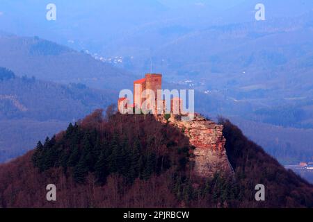 Vue depuis la tour de Rehberg sur le château de Trifels, Annweiler, Forêt du Palatinat, Rhénanie-Palatinat, Allemagne, Vue depuis la tour Rehberg sur le château de Trifels Banque D'Images