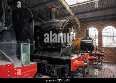 Vieux trains à vapeur à Sheffield Park Station Banque D'Images