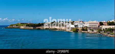 SAN JUAN, PORTO RICO - 1 février 2023: San Juan sert de centre touristique majeur au reste des Caraïbes. Pas seulement de l'Inte Luis Munoz Marin Banque D'Images