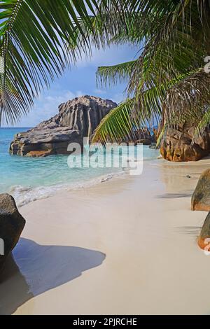 Plage de rêve Anse Patatas, île de la Digue, Seychelles Banque D'Images