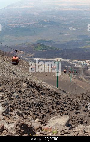 Des téléphériques montent et descendent les pentes de l’Etna, le plus haut volcan d’Europe Banque D'Images