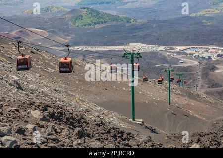 Des téléphériques montent et descendent les pentes de l’Etna, le plus haut volcan d’Europe Banque D'Images
