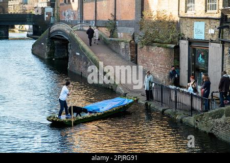 Barques sur le Regent's Canal à Camden Lock Banque D'Images