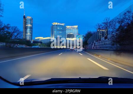 Vue tôt le matin depuis la voiture sur l'Autoroute A 40 dans le centre-ville d'Essen, région de la Ruhr, Rhénanie-du-Nord-Westphalie, Allemagne Banque D'Images