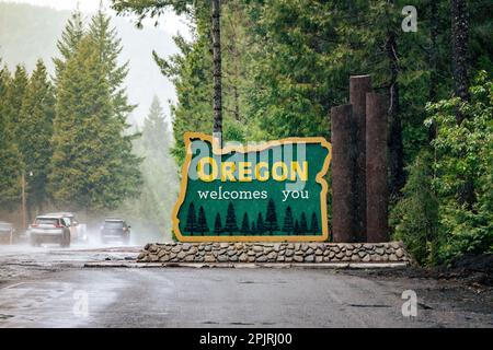 L'Oregon vous accueille à la ligne d'état. US-HWY 199 Redwood Highway sous la pluie. Banque D'Images