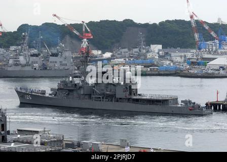 Préfecture de Kanagawa, Japon - 05 juin 2012: Force d'autodéfense maritime japonaise JS Sawayuki (DD-125), destroyer de la classe Hatsuyuki. Banque D'Images