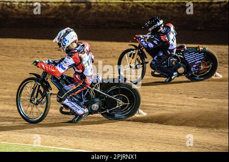 Freddy Hodder (blanc) à l'intérieur de Jack Smith (bleu) pendant le Peter Craven Memorial Trophée au National Speedway Stadium, Manchester, le lundi 3rd avril 2023. (Photo : Ian Charles | INFORMATIONS MI) Credit: INFORMATIONS MI & Sport /Alamy Live News Banque D'Images