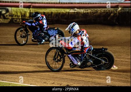 Freddy Hodder (blanc) chase Jack Smith (bleu) pendant le Peter Craven Memorial Trophy au National Speedway Stadium, Manchester, le lundi 3rd avril 2023. (Photo : Ian Charles | INFORMATIONS MI) Credit: INFORMATIONS MI & Sport /Alamy Live News Banque D'Images