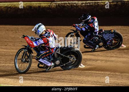 Freddy Hodder (blanc) à l'intérieur de Jack Smith (bleu) pendant le Peter Craven Memorial Trophée au National Speedway Stadium, Manchester, le lundi 3rd avril 2023. (Photo : Ian Charles | INFORMATIONS MI) Credit: INFORMATIONS MI & Sport /Alamy Live News Banque D'Images