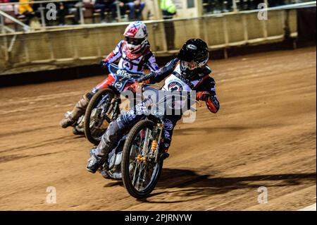 Jack Smith (bleu) dirige Freddy Hodder (blanc) lors du Peter Craven Memorial Trophy au National Speedway Stadium, Manchester, le lundi 3rd avril 2023. (Photo : Ian Charles | INFORMATIONS MI) Credit: INFORMATIONS MI & Sport /Alamy Live News Banque D'Images