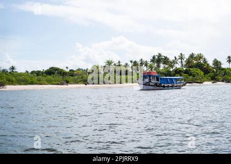 Valentica, Bahia, Brésil - 19 janvier 2023: Bateau naviguant dans les eaux du Rio una dans la ville de Valentica à Bahia. Banque D'Images