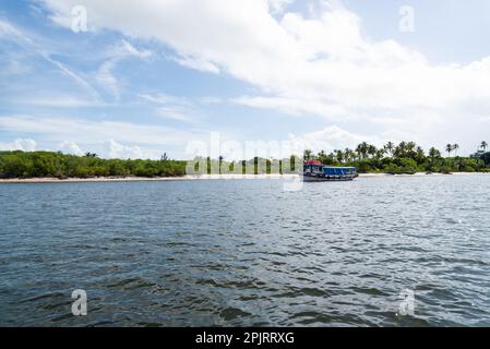 Valentica, Bahia, Brésil - 19 janvier 2023: Bateau naviguant dans les eaux du Rio una dans la ville de Valentica à Bahia. Banque D'Images