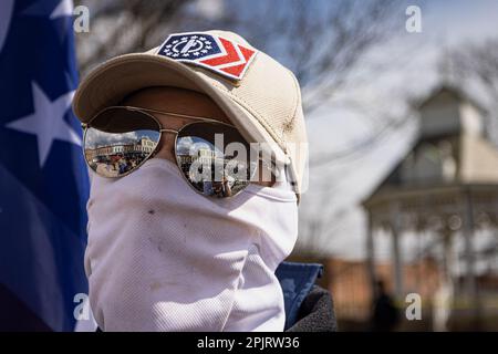 Ohio, États-Unis. 1st avril 2023. CHARDON, OHIO - 1 AVRIL : un membre du groupe de suprématistes blancs Patriot Front proteste à l'extérieur de l'élément 41, un restaurant qui organise un brunch de 18 ans et plus pour recueillir de l'argent pour un programme local d'espace de sécurité de l'église sur 1 avril 2023 à Chardon, Ohio. La manifestation de Chardon fait suite à un récent pic de manifestations anti-traînée dans les communautés de l'Ohio et dans tout le pays. (Credit image: © Michaal Nigro/Pacific Press via ZUMA Press Wire) USAGE ÉDITORIAL SEULEMENT! Non destiné À un usage commercial ! Banque D'Images