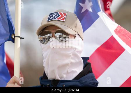 Ohio, États-Unis. 1st avril 2023. CHARDON, OHIO - 1 AVRIL : un membre du groupe de suprématistes blancs Patriot Front proteste à l'extérieur de l'élément 41, un restaurant qui organise un brunch de 18 ans et plus pour recueillir de l'argent pour un programme local d'espace de sécurité de l'église sur 1 avril 2023 à Chardon, Ohio. La manifestation de Chardon fait suite à un récent pic de manifestations anti-traînée dans les communautés de l'Ohio et dans tout le pays. (Credit image: © Michaal Nigro/Pacific Press via ZUMA Press Wire) USAGE ÉDITORIAL SEULEMENT! Non destiné À un usage commercial ! Banque D'Images