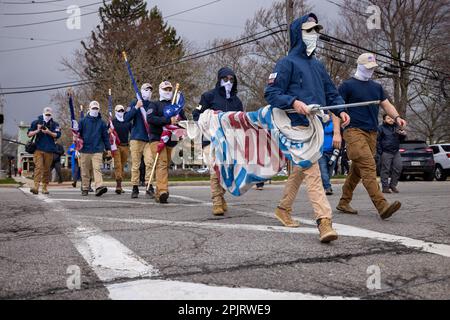 États-Unis. 01st avril 2023. CHARDON, OHIO - 1 AVRIL : le groupe de suprématistes blancs Patriot Front mars en formation, laissant Element 41, un restaurant qui tient un brunch de 18 ans et plus pour recueillir de l'argent pour un programme local d'espace sûr de l'église sur 1 avril 2023 à Chardon, Ohio. La manifestation de Chardon fait suite à un récent pic de manifestations anti-traînée dans les communautés de l'Ohio et dans tout le pays. (Photo de Michael Nigro) (photo de Michael Nigro/Pacific Press) Credit: Pacific Press Media production Corp./Alay Live News Banque D'Images