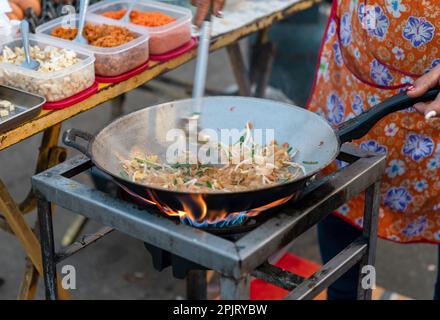 Le style thaï préféré des nouilles sautées porte le nom Pad Thai.Cooking et des ingrédients. Banque D'Images