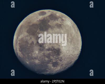 Observation de la lune de Gibbous à la cire presque complète depuis une position élevée dans le Midwest des États-Unis. L'environnement rural sombre contribue à la clarté. Banque D'Images