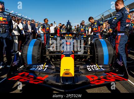 Melbourne, Australie. 02nd avril 2023. MELBOURNE, Australie, 2. AVRIL 2023 ; la voiture de course de Max Verstappan est préparée par les mécaniciens de Red Bull pour la course et garée sur la grille de départ lors du Grand Prix DE Formule un AUSTRALIEN le 2nd avril 2023, Albert Park - Melbourne, FIA Formula1 World Championship, raceday, Formel 1 Rennen en en Australien, Motorsport, F1 GP, Honorarpflichtiges Foto, image payante, Copyright © Mark PETERSON/ ATP images (PETERSON Mark/ATP/SPP) Credit: SPP Sport Press photo. /Alamy Live News Banque D'Images