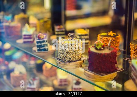 Différents types de gâteaux de pâtisserie d'affichage en verre Banque D'Images