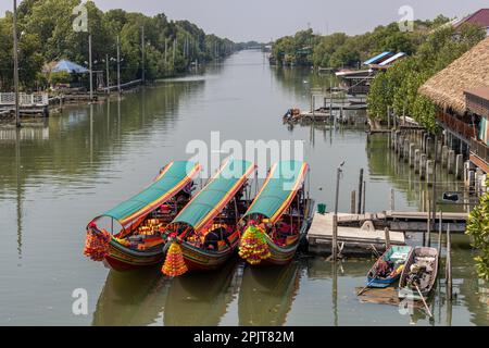 Des bateaux en bois traditionnels décorés de fleurs au nez sont amarrés à la jetée, en Thaïlande Banque D'Images