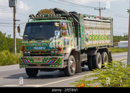 BANGKOK, THAÏLANDE, MARS 24 2023, Un camion peint conduit sur la route rurale Banque D'Images