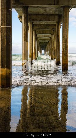 Réflexions sous Scripps Memorial Pier sur la plage de la Jolla Shores, la Jolla, Californie, États-Unis Banque D'Images