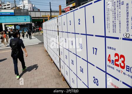 Des piétons se promèneront devant un panneau d'affichage des élections érigé pour les prochaines élections locales nationales à 4 avril 2023, Tokyo, Japon. Des élections locales pour sélectionner les maires et les membres de l'assemblée des quartiers de Tokyo et d'autres préfectures auront lieu sur 23 avril. Credit: Rodrigo Reyes Marin/AFLO/Alay Live News Banque D'Images