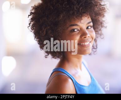 Toujours agir comme si vous portez une couronne invisible. une jeune femme confiante. Banque D'Images