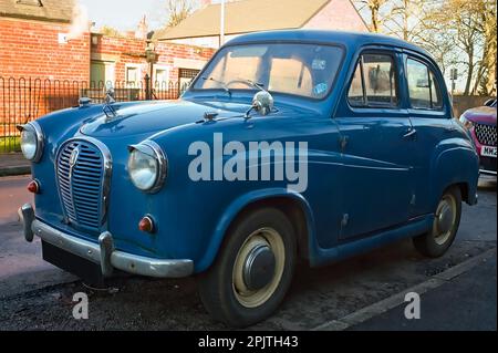 Blue Austin A30 / Une berline 35 quatre portes garée dans la rue Banque D'Images