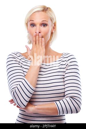 Cela m'a pris par surprise. Portrait studio d'une jeune femme attrayante couvrant sa bouche à la surprise. Banque D'Images