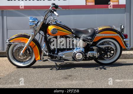 Bordeaux , Aquitaine France - 04 02 2023 : Patrimoine harley davidson softail bike dans la rue moto avec logo de marque et texte sur le côté Banque D'Images