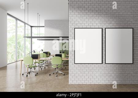 Intérieur d'un élégant bureau à espace ouvert avec murs en briques blanches, sol en béton, longues tables d'ordinateur, armoire verte et grandes fenêtres avec vue tropicale. Banque D'Images
