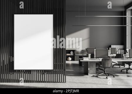 Intérieur de bureau sombre avec fauteuils, bureau avec ordinateurs sur sol en béton gris. Buffets, documents et décoration. Partition avec grande maquette c Banque D'Images