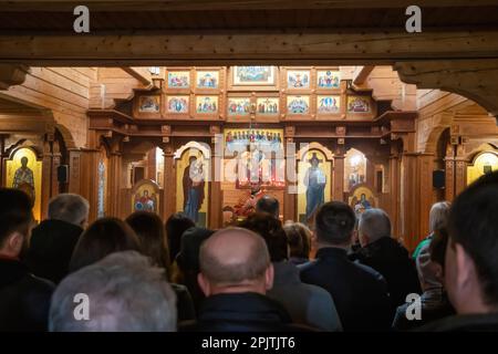 1 avril 2023, Lviv, Ukraine : les gens assistent à une liturgie de commémoration dans une église de Lviv. Yurii RUF était un écrivain Lviv, une figure publique, un patriote de l'Ukraine et une personne bien connue à Lviv et en Ukraine. Il a organisé de nombreux événements, un festival, etc Lorsque la guerre a commencé, il est allé sur le front comme volontaire et a été tué au cours d'une mission de combat dans la région de Luhansk sur 1 avril 2022. L'événement sur les photos est la commémoration de Yuriy dans l'église et sur le terrain des sépultures honorables au cimetière de Lychakivskyi à Lviv, le premier anniversaire de sa mort. Parents, amis et résidents de la ville wh Banque D'Images