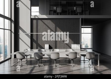 Intérieur sombre de la salle de réunion avec table de réunion et chaises, sol carrelé en béton gris. Salle d'affaires de deux étages avec zone de travail pour les collègues. Fenêtre panoramique activée Banque D'Images