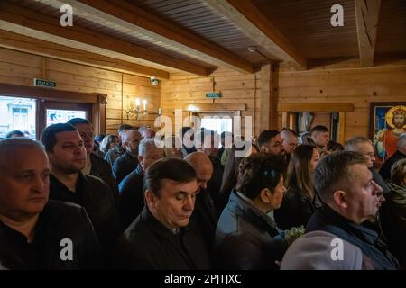 1 avril 2023, Lviv, Ukraine : les gens assistent à une liturgie de commémoration dans une église de Lviv. Yurii RUF était un écrivain Lviv, une figure publique, un patriote de l'Ukraine et une personne bien connue à Lviv et en Ukraine. Il a organisé de nombreux événements, un festival, etc Lorsque la guerre a commencé, il est allé sur le front comme volontaire et a été tué au cours d'une mission de combat dans la région de Luhansk sur 1 avril 2022. L'événement sur les photos est la commémoration de Yuriy dans l'église et sur le terrain des sépultures honorables au cimetière de Lychakivskyi à Lviv, le premier anniversaire de sa mort. Parents, amis et résidents de la ville wh Banque D'Images