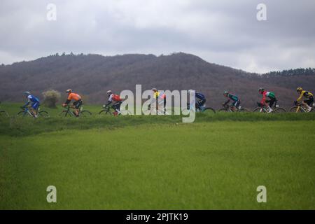 Egileta, Euskadi, Espagne. 3rd avril 2023. Cyclistes qui ont voyagé pendant la phase 1st du pays basque Itzulia 2023 entre Vitoria-Gasteiz et Labastida à Egileta, Espagne. (Credit image: © Alberto Brevers/Pacific Press via ZUMA Press Wire) USAGE ÉDITORIAL SEULEMENT! Non destiné À un usage commercial ! Banque D'Images