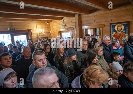 1 avril 2023, Lviv, Ukraine : les gens assistent à une liturgie de commémoration dans une église de Lviv. Yurii RUF était un écrivain Lviv, une figure publique, un patriote de l'Ukraine et une personne bien connue à Lviv et en Ukraine. Il a organisé de nombreux événements, un festival, etc Lorsque la guerre a commencé, il est allé sur le front comme volontaire et a été tué au cours d'une mission de combat dans la région de Luhansk sur 1 avril 2022. L'événement sur les photos est la commémoration de Yuriy dans l'église et sur le terrain des sépultures honorables au cimetière de Lychakivskyi à Lviv, le premier anniversaire de sa mort. Parents, amis et résidents de la ville wh Banque D'Images