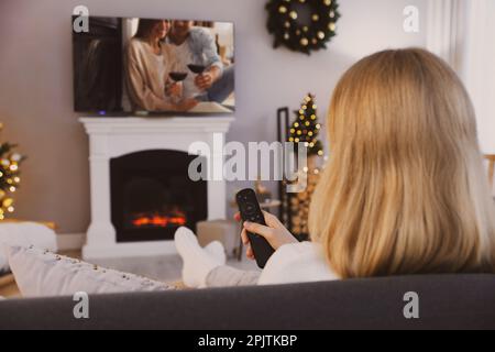 Femme regardant un film romantique à la télévision à la maison Banque D'Images