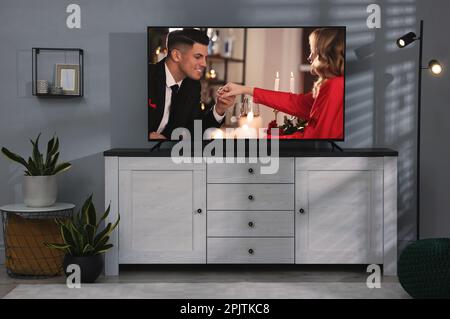 Scène de film romantique à la télévision dans la chambre Banque D'Images