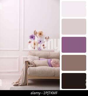 Palette de couleurs et photo de l'intérieur élégant du salon avec décor floral. Collage Banque D'Images