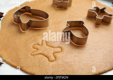 Emporte-pièces et emporte-pièces sur table blanche, gros plan. Biscuits de Noël Banque D'Images