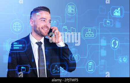 Homme d'affaires appelant au téléphone, système de gestion de documents hologramme hud avec gestion de fichiers. Recherche d'entreprise, stockage et transfert dans le cloud. Concept Banque D'Images