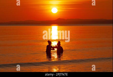 Portobello, Édimbourg, Écosse, Royaume-Uni. 4th avril 2023. Deux nageurs sauvages de sexe féminin se baignent dans le Firth of Forth à l'aube. Credit: Archwhite/alamy Live news. Banque D'Images