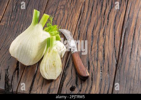 Bulbes de fenouil de Florence sur fond de bois vieilli. Banque D'Images