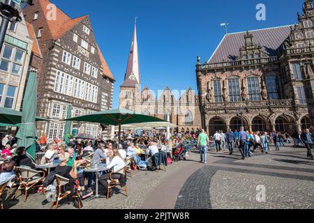 Les gens dans les cafés de la place du marché de Brême - Marktplatz à Am Markt. De la droite : Hôtel de ville UNESCO, Église notre-Dame, Rathscafe Deutsches Haus, Brême Banque D'Images