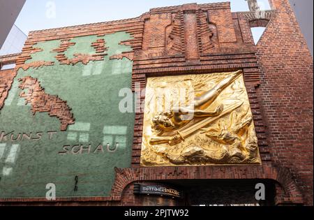 Le Light Bringer, Der Lichtbringer, relief de façade en bronze doré par Bernhard Hotter de 1936 à l'entrée Bottcherstrasse vieille ville - Altstadt, Brême. Banque D'Images