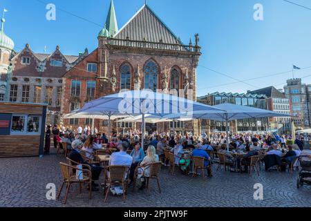 Les gens dans le café, bar à l'extérieur Ratskeller, auberge traditionnelle dans la cave sous la mairie classée par l'UNESCO, Rathaus in Marktplatz - place du marché vieille ville de Brême Banque D'Images