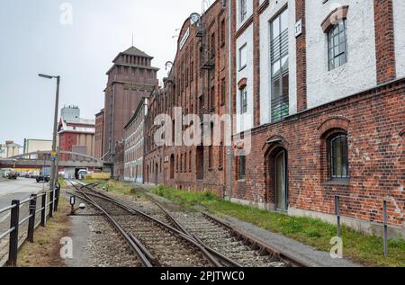 Zone industrielle historique à Fabrikenufer avec voies ferrées et Rolandmuhle - Moulin à farine Roland, quartier Walle, Brême. Banque D'Images